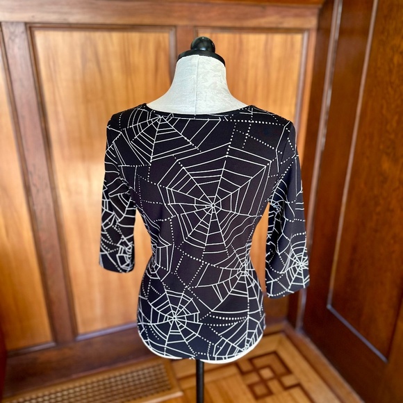 NWOT Spiderweb Top by Voodoo Vixen , 3/4 Sleeves, Stretch, Sz Medium/Large - Picture 4 of 5